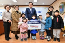 [포토]공립용평보듬이나눔이어린이집, 평창장학회 장학금 190여만 원 기탁