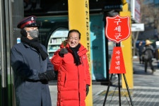 [포토]이병선 속초시장, 구세군 핸드벨 울리며 시민들의 기부 독려!