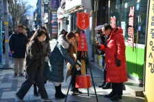 [포토]이병선 속초시장, 구세군 핸드벨 울리며 시민들의 기부 독려!