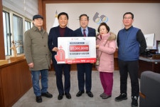 [포토]속초종합중앙시장 상인회, 속초시에 불우이웃돕기 성금 500만원 전달