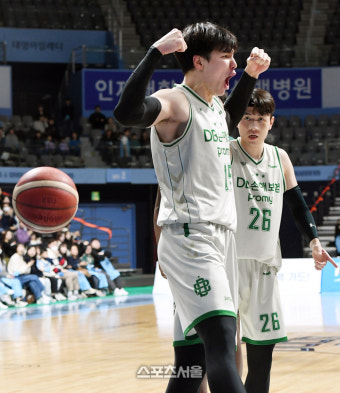 [포토]추가 자유투에 기뻐하는 DB 김종규