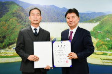 [포토]지기선 제31대 화천부군수, 임용장 수여식