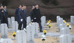 [포토]전북도, ‘신년 군경묘지 헌화 및 분향’ 묘역 순례