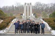 [포토]원강수 원주시장, ‘현충탑’ 참배