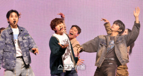 [포토]열창하는 산들, B1A4 컴백쇼케이스