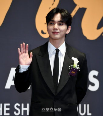 [포토] 유승호 ‘미소 가득한 손인사’