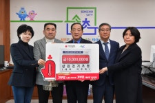 [포토]상원전기조명 이주복 대표, 속초시 저소득 청소년 장학금 1천만 원 전달
