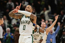 “3점 버저비터로 1점차 역전승” NBA 밀워키 가드 릴라드, 새크라멘트에 극적 승리
