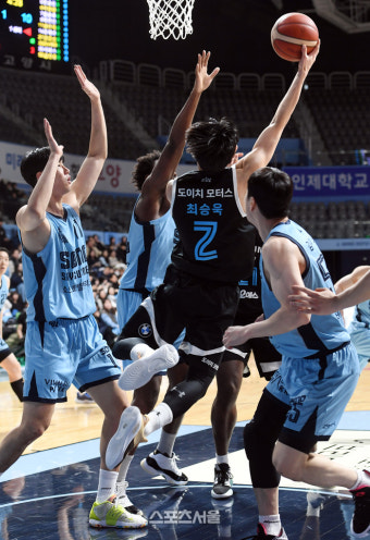 [포토]삼성 최승욱의 골밑슛