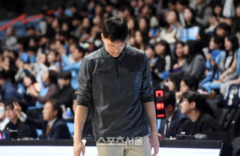 [포토]고개 떨군 삼성 김효범 감독대행