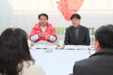 [포토]김진태 강원특별자치도지사, 강릉 딸기 농장 ‘페이머스 파머스’ 방문