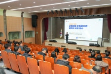 [포토]신경호 강원특별자치도교육감, 2022 중학교 개정 교육과정의 방향과 학교자율시간 운영 안내 연수 참석