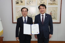 [포토]김진태 강원특별자치도지사, 국제도시훈련센터 원장 위촉