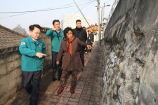 [포토]육동한 춘천시장, 효자동 재해위험 구조물 현장점검