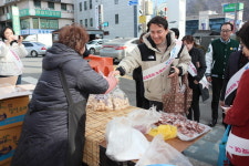 [포토]김진태 강원자치도지사, 인제전통시장 장보기