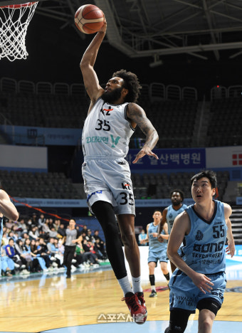 [포토]KT 패리스 배스, 덩크 올라간다!