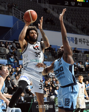 [포토]골밑 공략하는 KT 패리스 배스