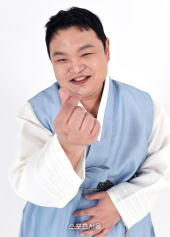 새신랑 된 ‘초롱이’ 고규필 “대중의 관심과 응원 아직 부끄러워…튼튼한 갑진년 되길” [한복인터뷰]