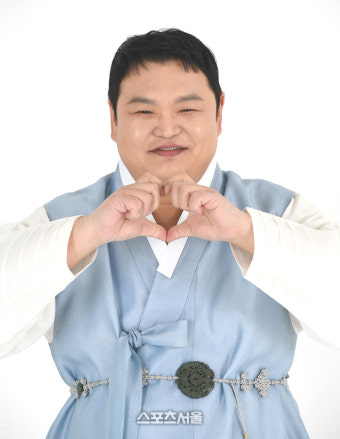 새신랑 된 ‘초롱이’ 고규필 “대중의 관심과 응원 아직 부끄러워…튼튼한 갑진년 되길” [한복인터뷰]