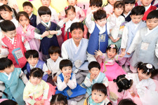 [포토]최문순 화천군수, 설맞이 화천어린이집 방문