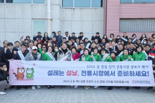 [포토]김진태 강원특별자치도지사, 강릉 주문진수산시장 장보기 참여