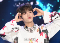 [포토]엔싸인 성윤, 깜찍한 볼하트