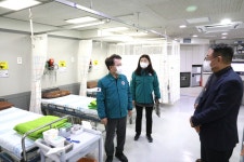 [포토]육동한 춘천시장, 인성병원 응급실 긴급 점검!