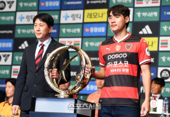 [포토]‘금빛트로피 꽉 잡은’ 포항 박태하 감독과 한찬희