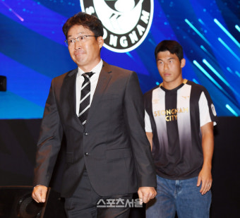 [포토]담담히 무대 오르는 K리그2 성남FC 이기형 감독