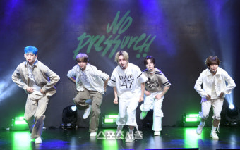[포토]노매드 데뷔 쇼케이스, 타이틀곡 ‘No pressure’ 무대