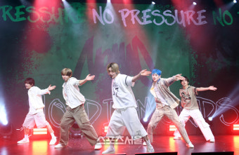 [포토]‘No pressure’ 무대 선보이는 노매드