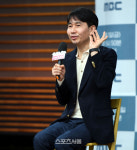 [포토] 답변하는 ‘원더풀 월드’ 이승영 감독