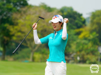 새 후원사 로고달고 첫 출전한 대회서 생일에 우승한 ‘개막여신’ 김재희 “2024 KLPGA투어 상금왕·대상 도전”