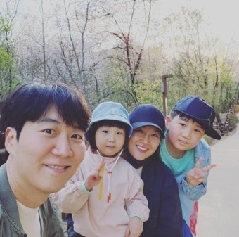한글 배우더니 벌써?...장윤정도경완, 딸 하영이 독서 삼매경 ‘귀여움 한도 초과’