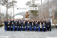 [포토]신영재 홍천군수, 고 박정렬 여사 추모제 참석