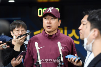 [포토]다저스와 연습경기 소감 밝히는 키움 홍원기 감독