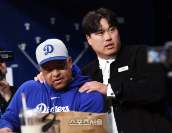 [포토] 류현진 ‘감독님, 경기 잘 하세요’