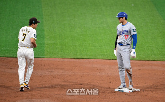 [사진] 오타니와 인사하는 김하성