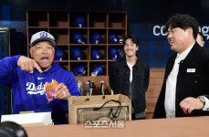 ‘성심당 LA지점 가나요?’ 다저스 감독 야무진 먹방에 제자 류현진도 “빵”