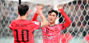 [포토]선제골 도움 이재성 축하하는 황인범