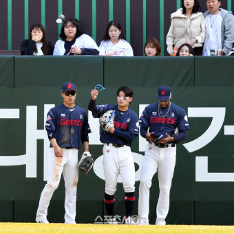 [포토]‘호수비 펼치고.....’ 윤동희