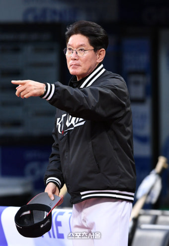 [포토]이승엽 감독을 향해 인사하는 이강철 감독