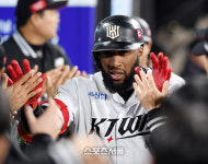 [포토]KT 로하스, 또 넘겼어!