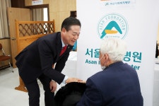 신영재 홍천군수, 서울아산병원 서석면 의료봉사 임시진료소 격려 방문