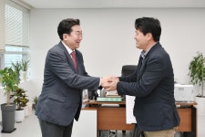 원강수 원주시장, 강범석 인천서구청장과 동부복합 체육센터 방문