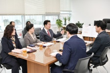 원강수 원주시장, 강범석 인천서구청장과 동부복합 체육센터 방문