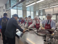 육동한 춘천시장, 동부노인복지관 무료 급식 배식 봉사