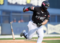 [포토]배트 내동댕이 치는 KT 강백호