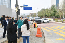 원강수 원주시장, 버들초등학교 앞 도로 확·포장 공사 임시 개통 현장점검!