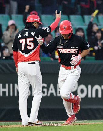 [포토]KIA 김도영, SSG 김광현 상대 추격 솔로 홈런
